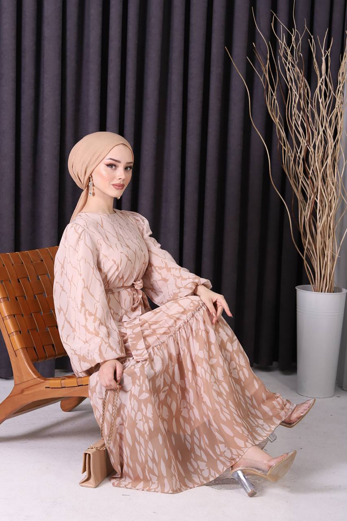 فستان شيفون باللون البيج
