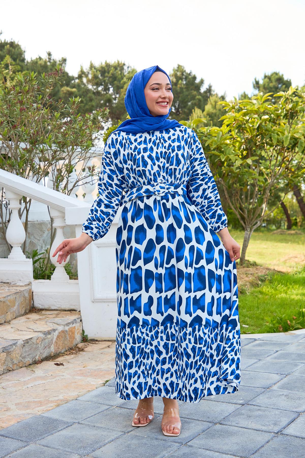 فستان أنيق باللون الأزرق مع حزام