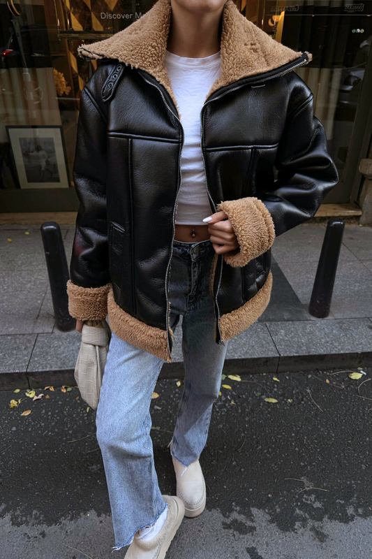 جاكيت جلد باللون الأسود مع أكمام وياقة فرو