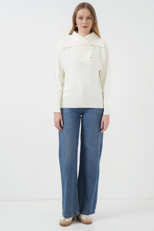 بلوزة صوف ناعم بياقة مميزة باللون الأبيض