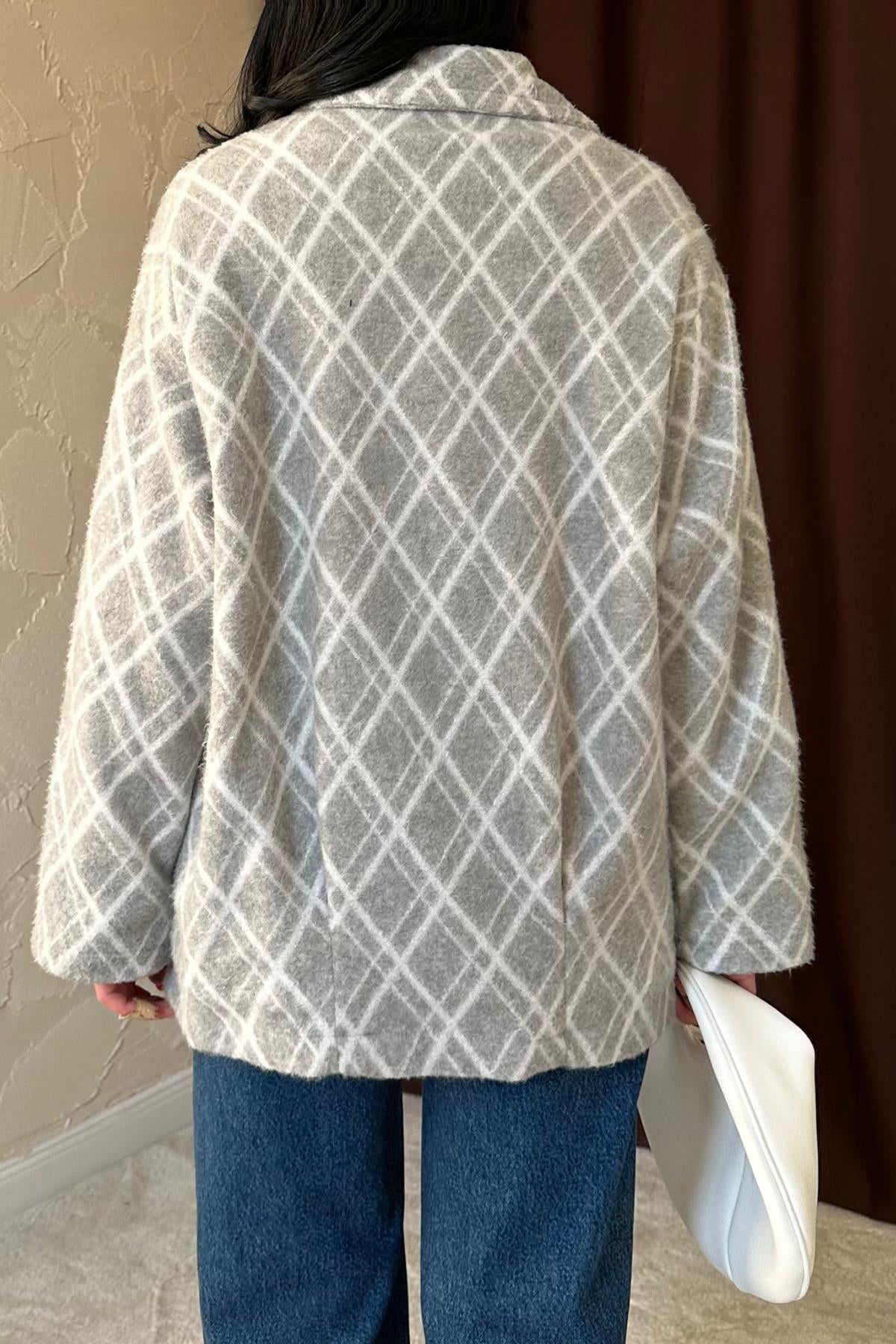 جاكيت باللون الرصاصي الفاتح