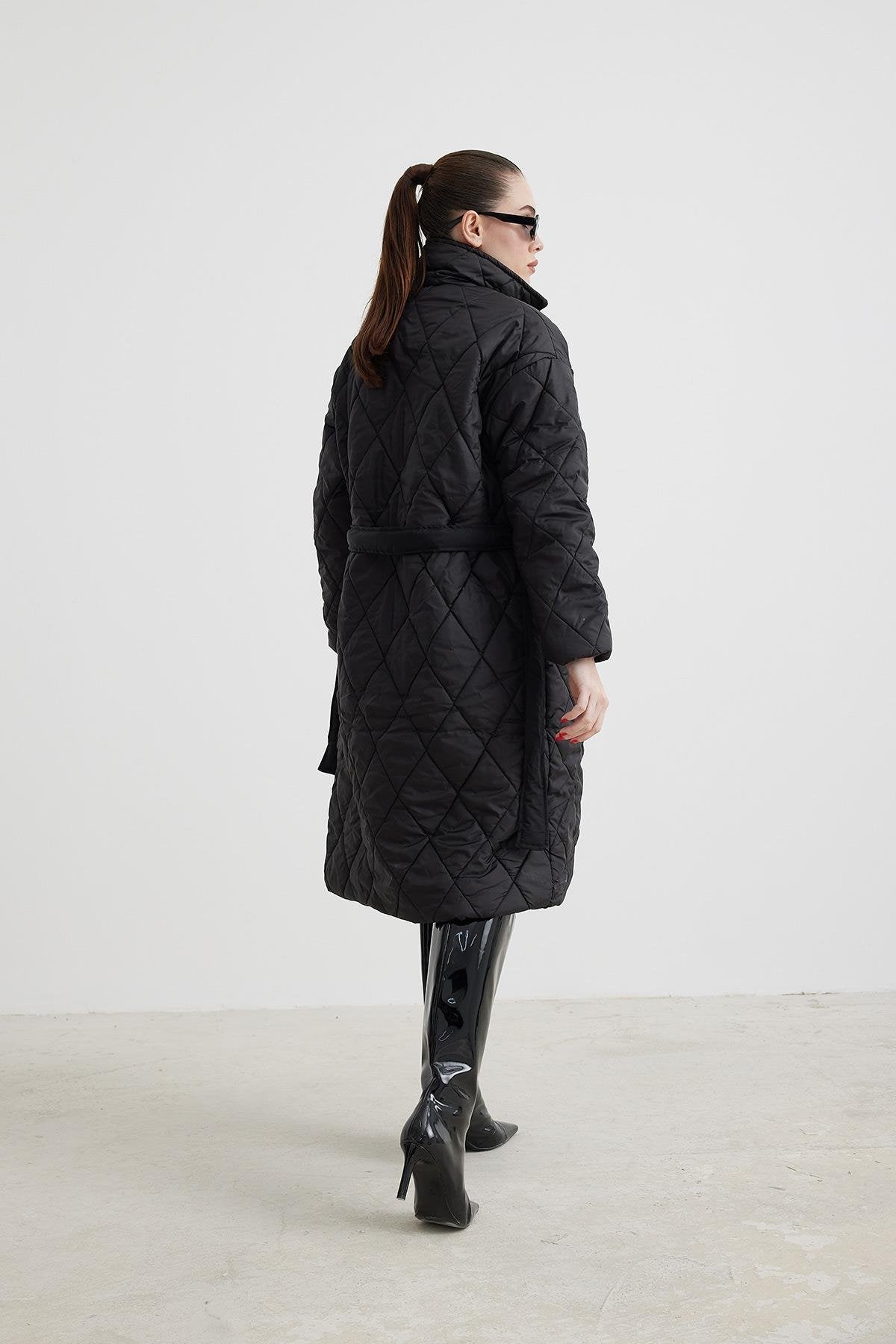 جاكيت مطري طويل باللون الأسود