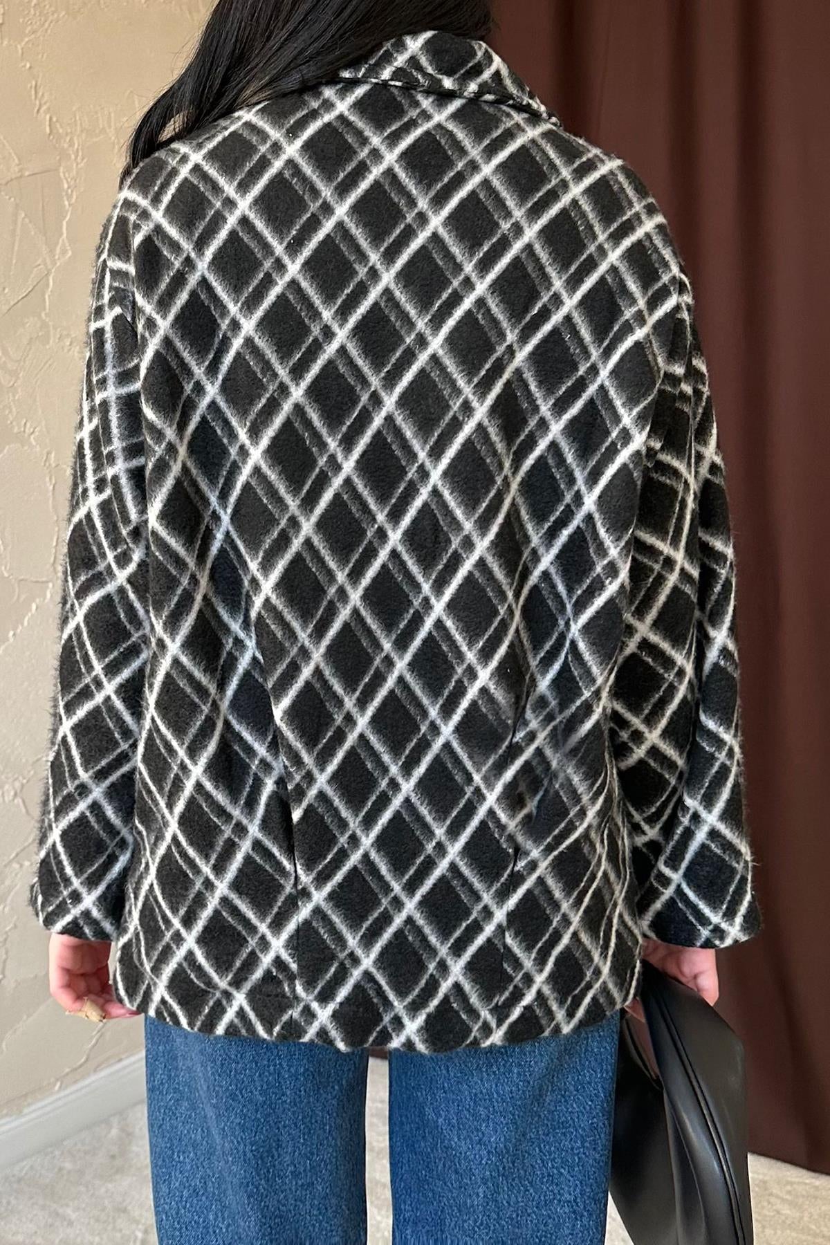 جاكيت باللون الأسود