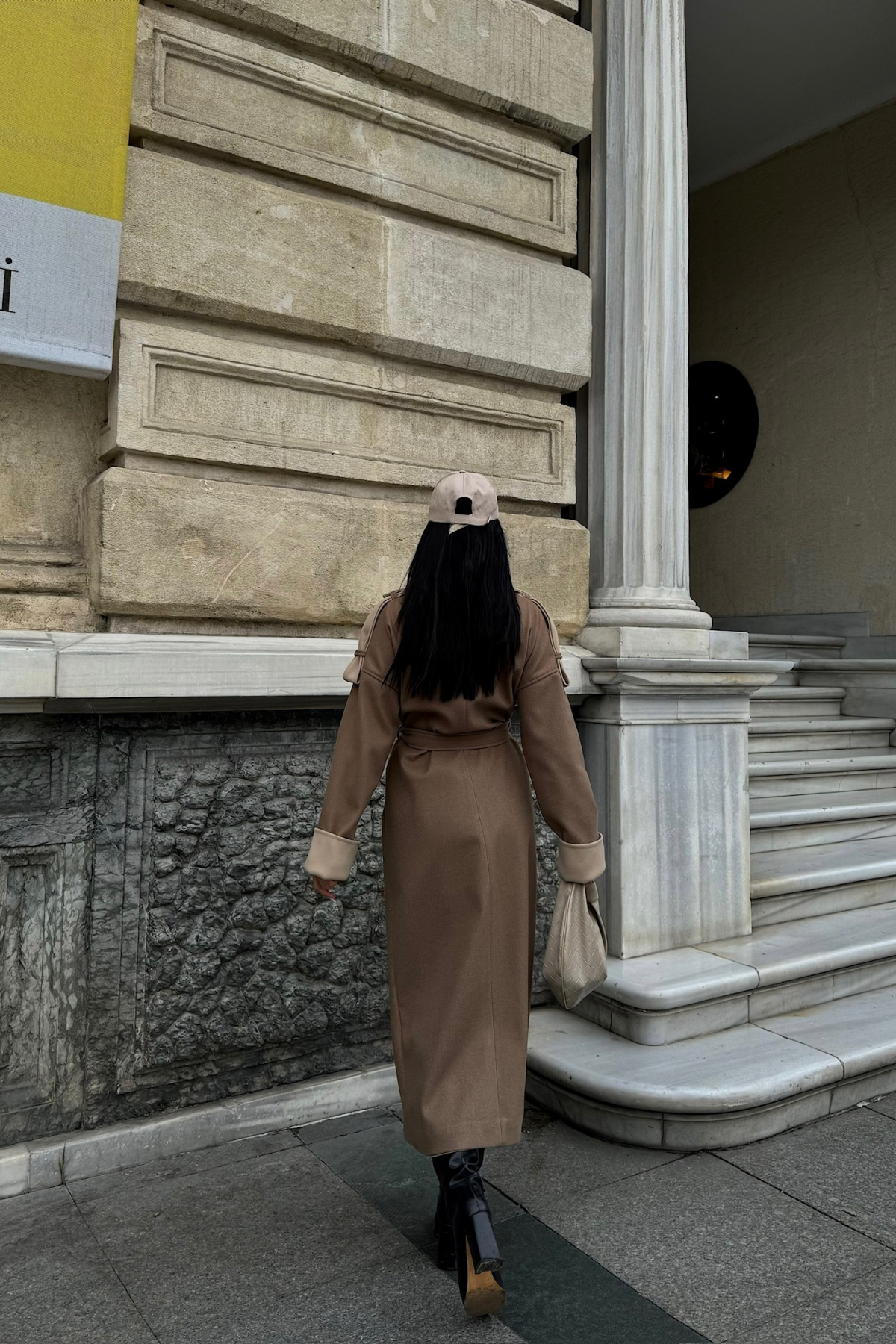 كوت طويل باللون البيج الغامق