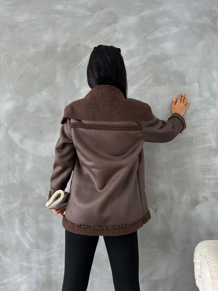 جاكيت بلون بني مع تفاصيل فرو