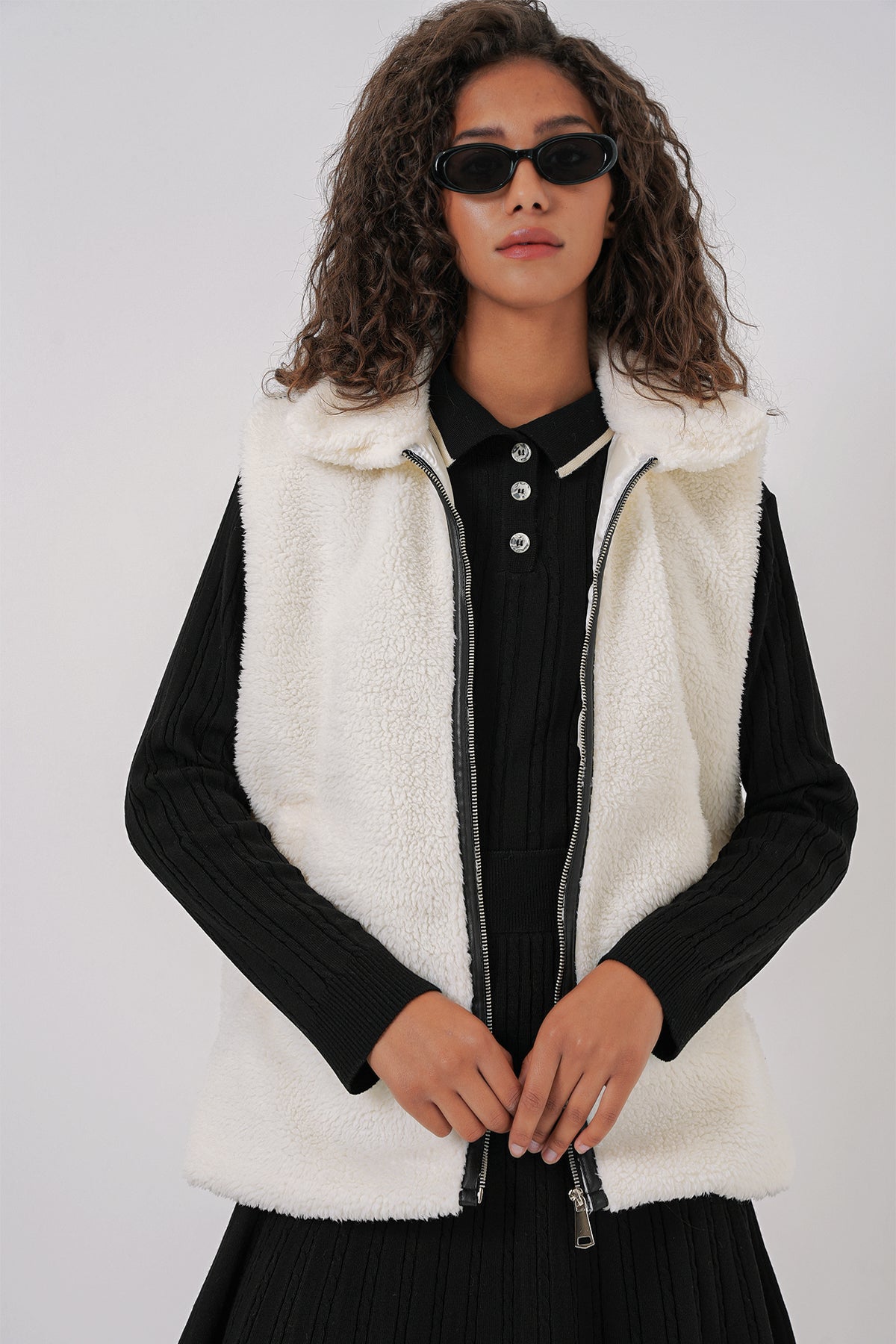 ڤيست صوف باللون الأبيض