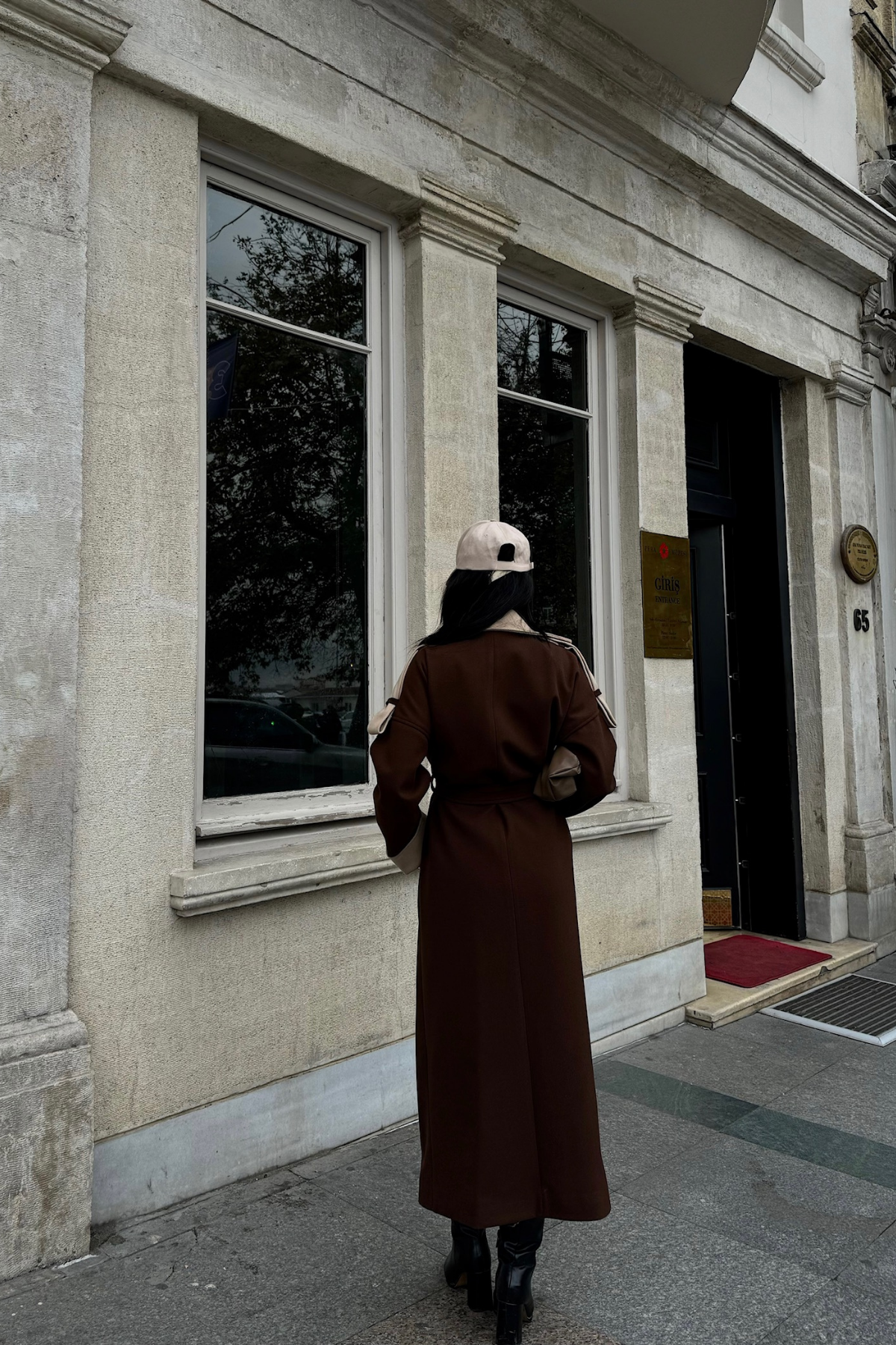 كوت طويل باللون البني