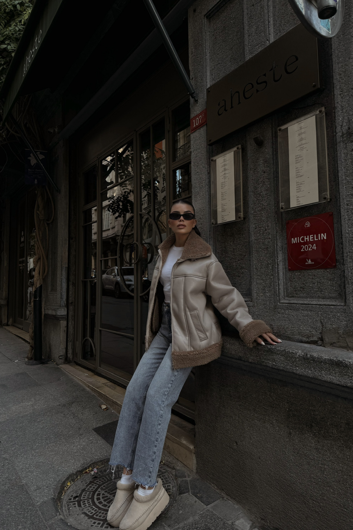 جاكيت جلد باللون البيج مع أكمام وياقة فرو