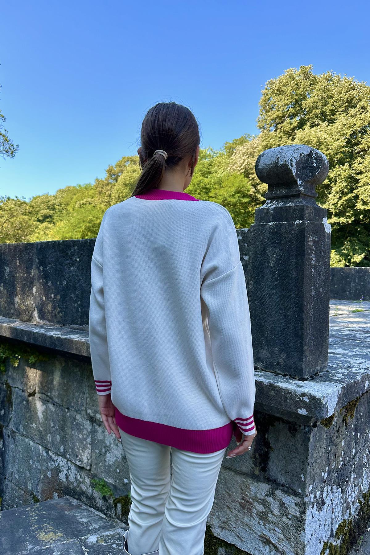 بلوزة صوف بيضاء بتفاصيل جميلة باللون الفوشي