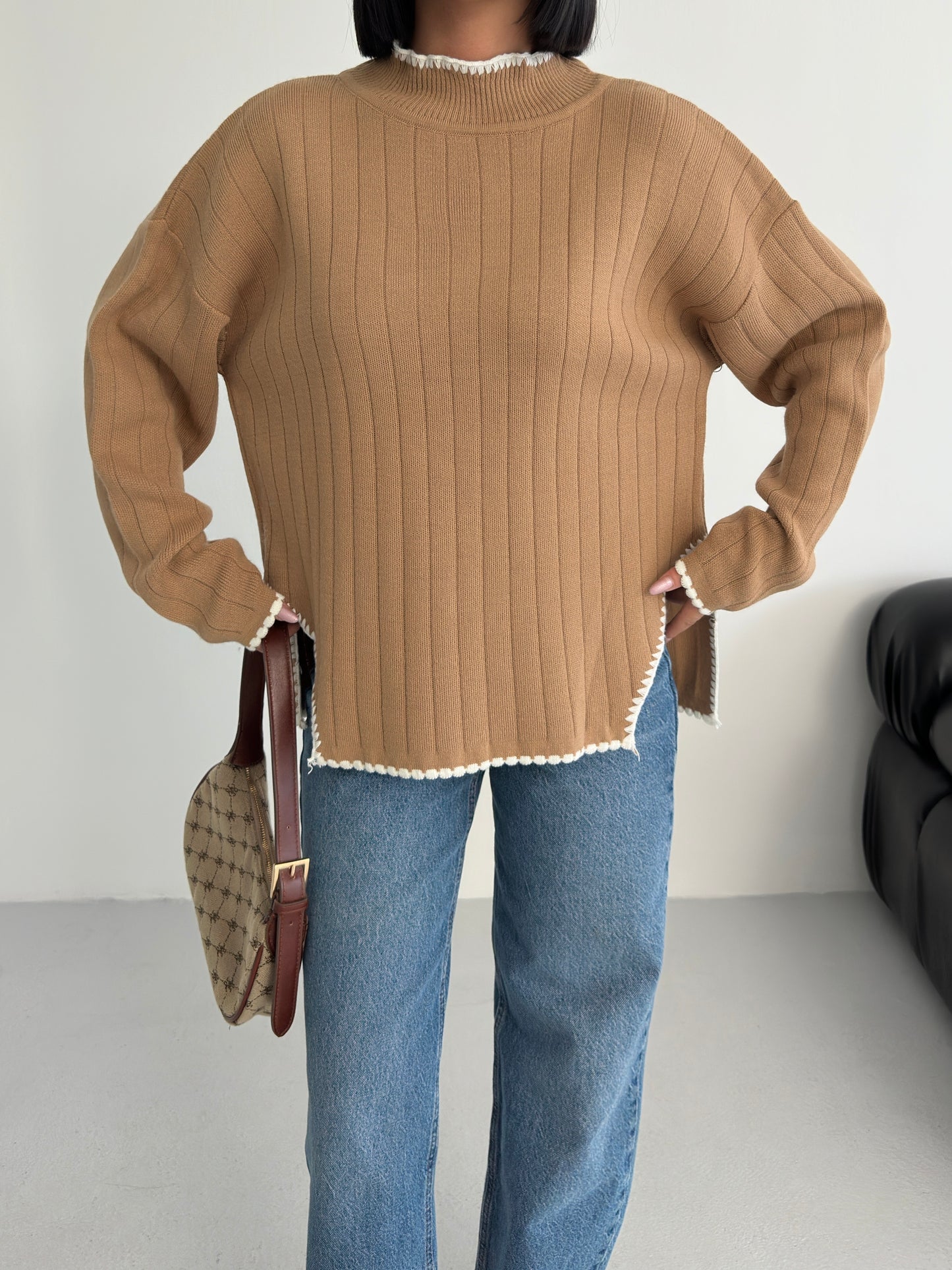 بلوزة باللون البيج