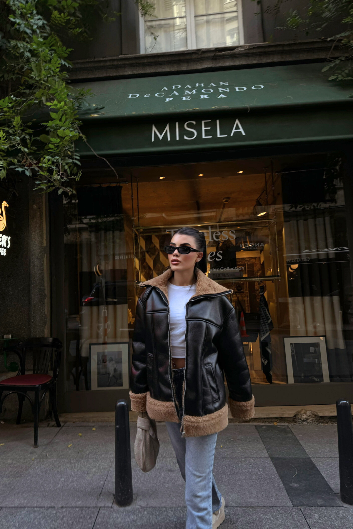 جاكيت جلد باللون الأسود مع أكمام وياقة فرو