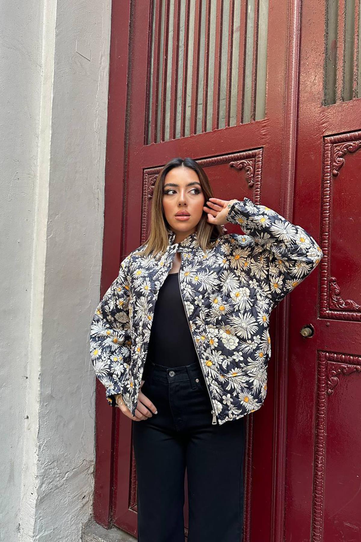 جاكيت قصير بنقشة الزهور