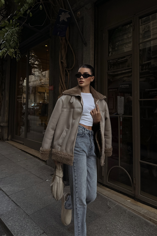 جاكيت جلد باللون البيج مع أكمام وياقة فرو