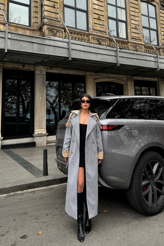 كوت طويل باللون الرصاصي الفاتح