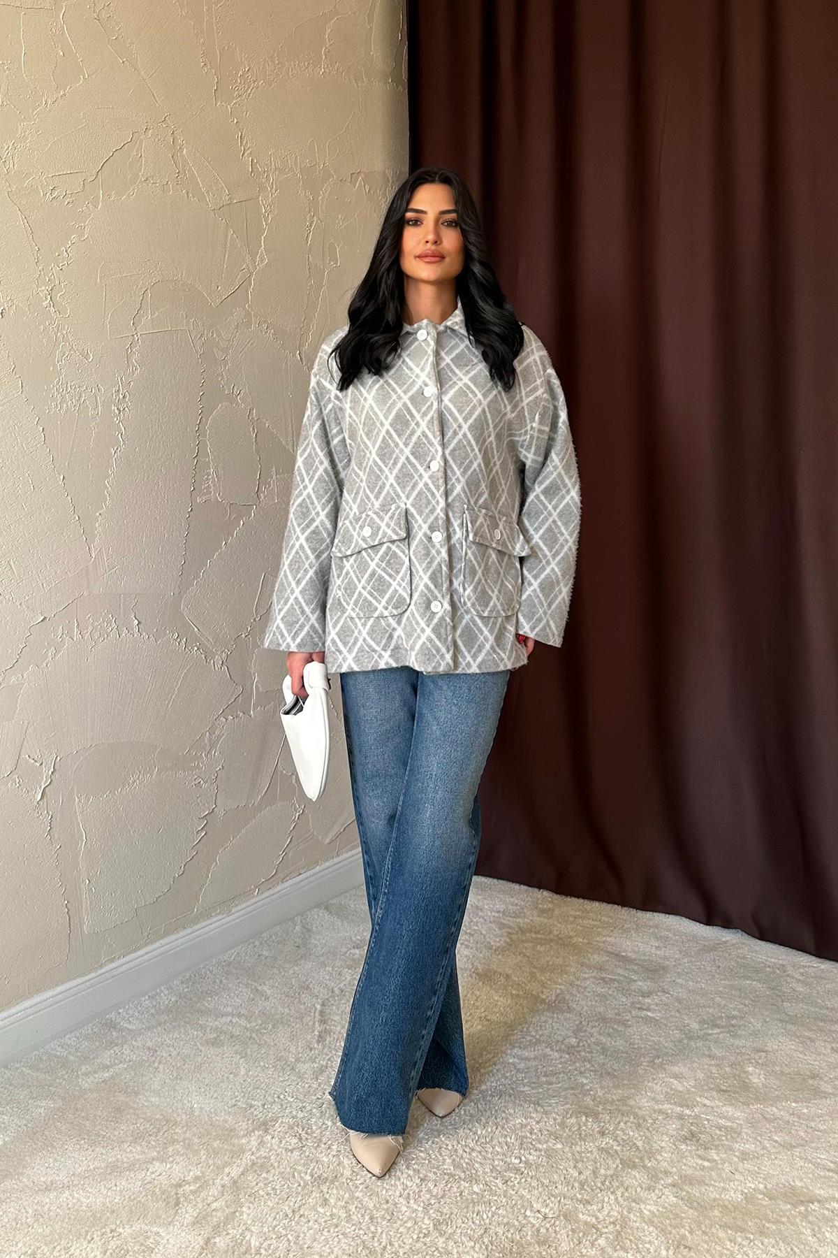 جاكيت باللون الرصاصي الفاتح