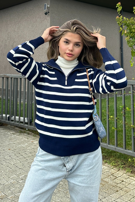 بلوزة بخطوط عريضة باللون النيلي