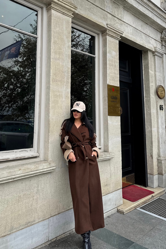 كوت طويل باللون البني