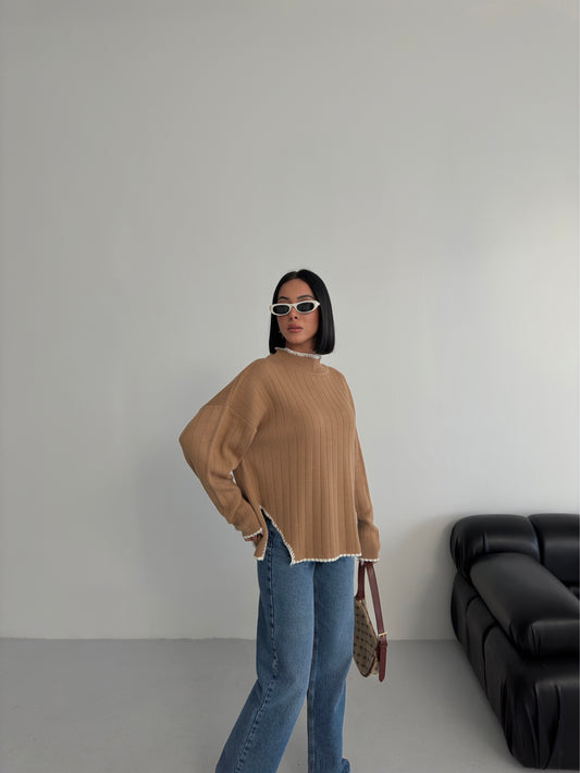 بلوزة باللون البيج