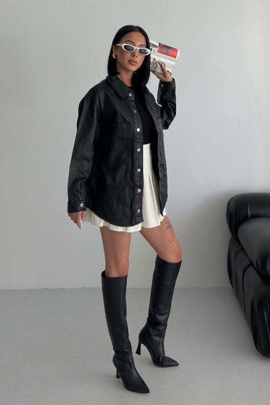 قميص جلد باللون الأسود