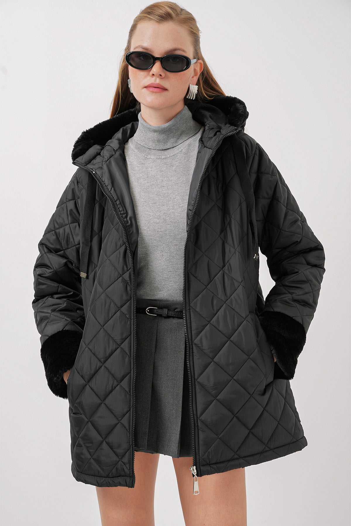 جاكيت مطري بأكمام فرو باللون الاسود