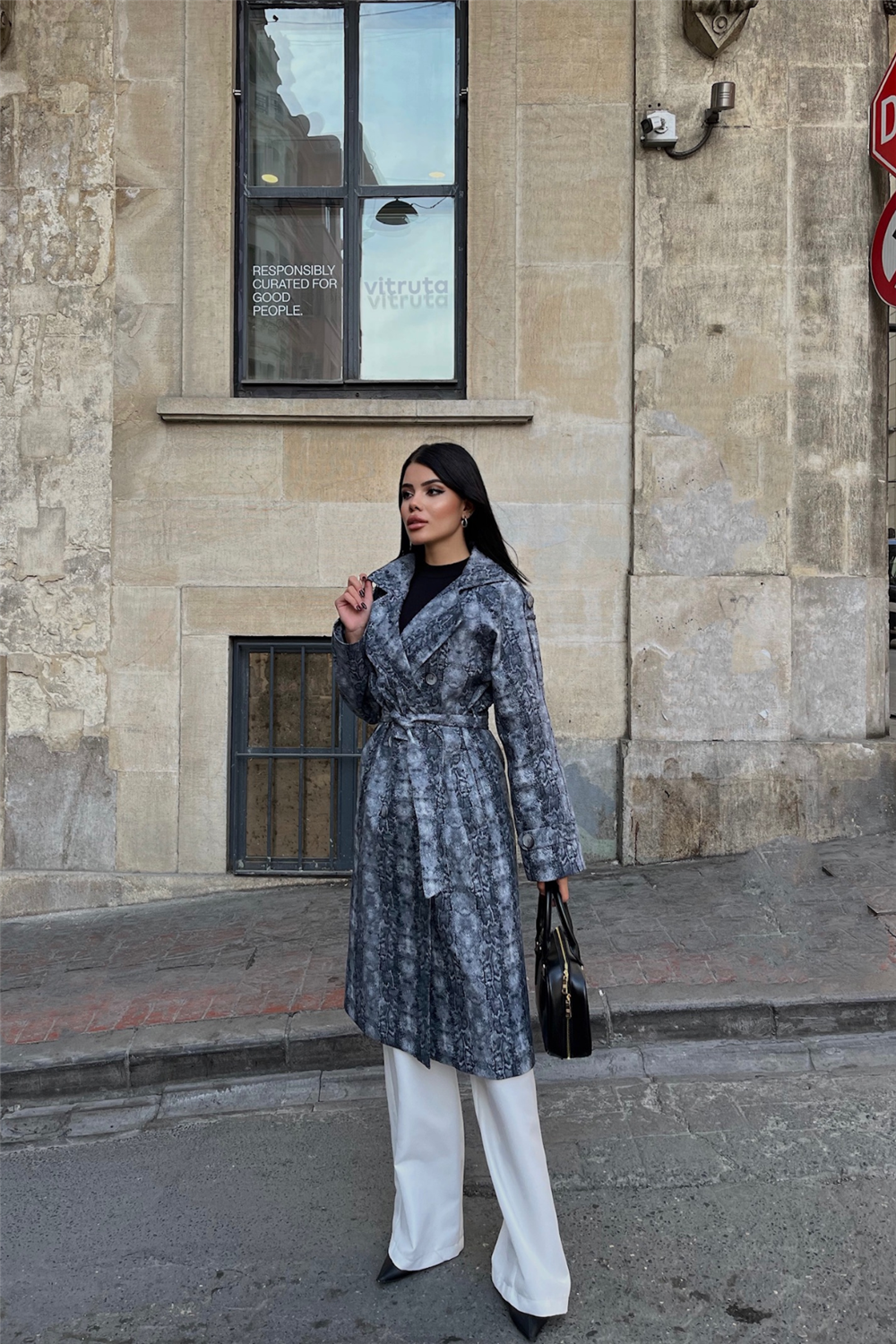 كوت طويل باللون الرصاصي ذو نقشة مميزة