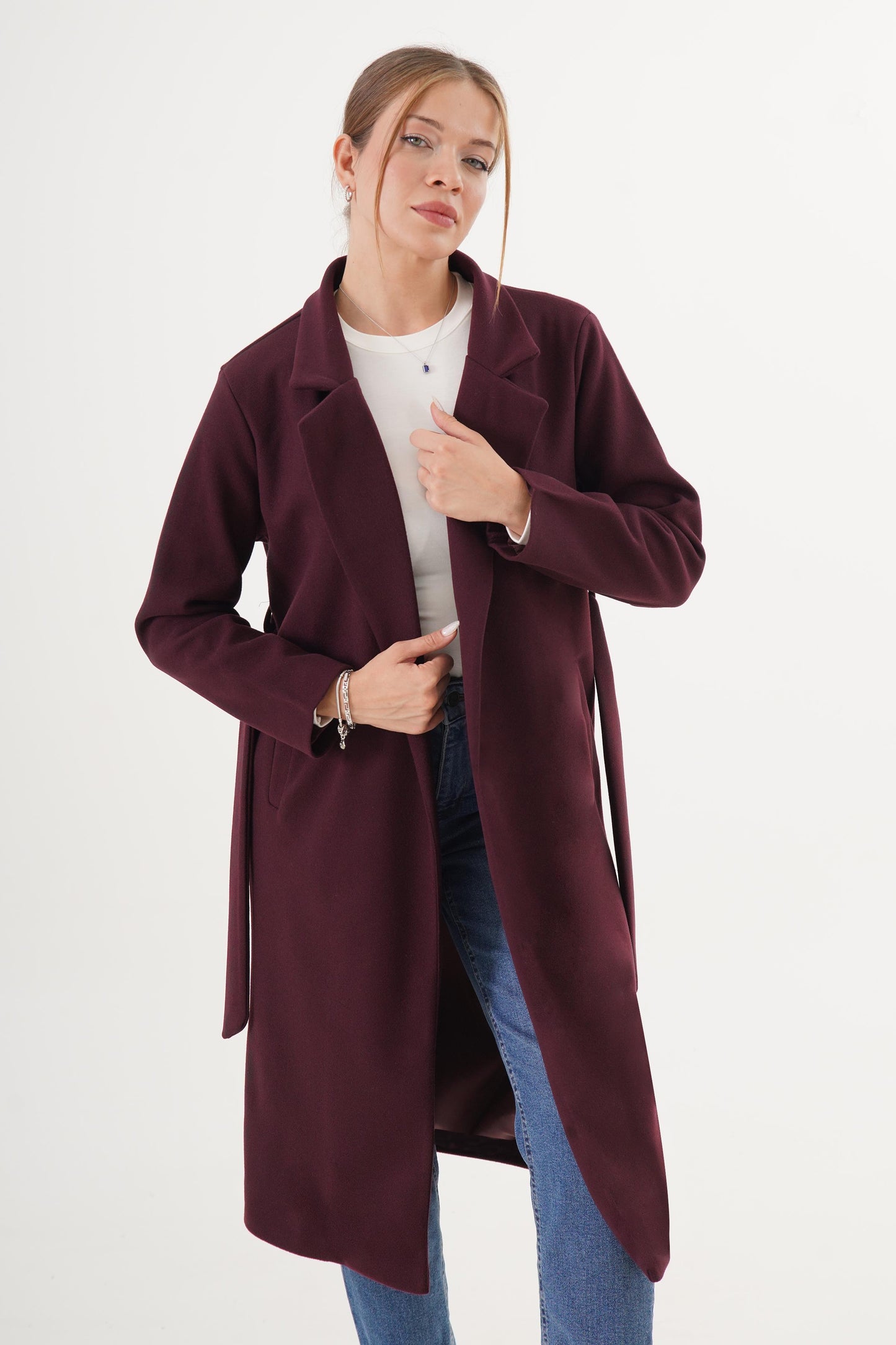 كوت طويل باللون الماروني