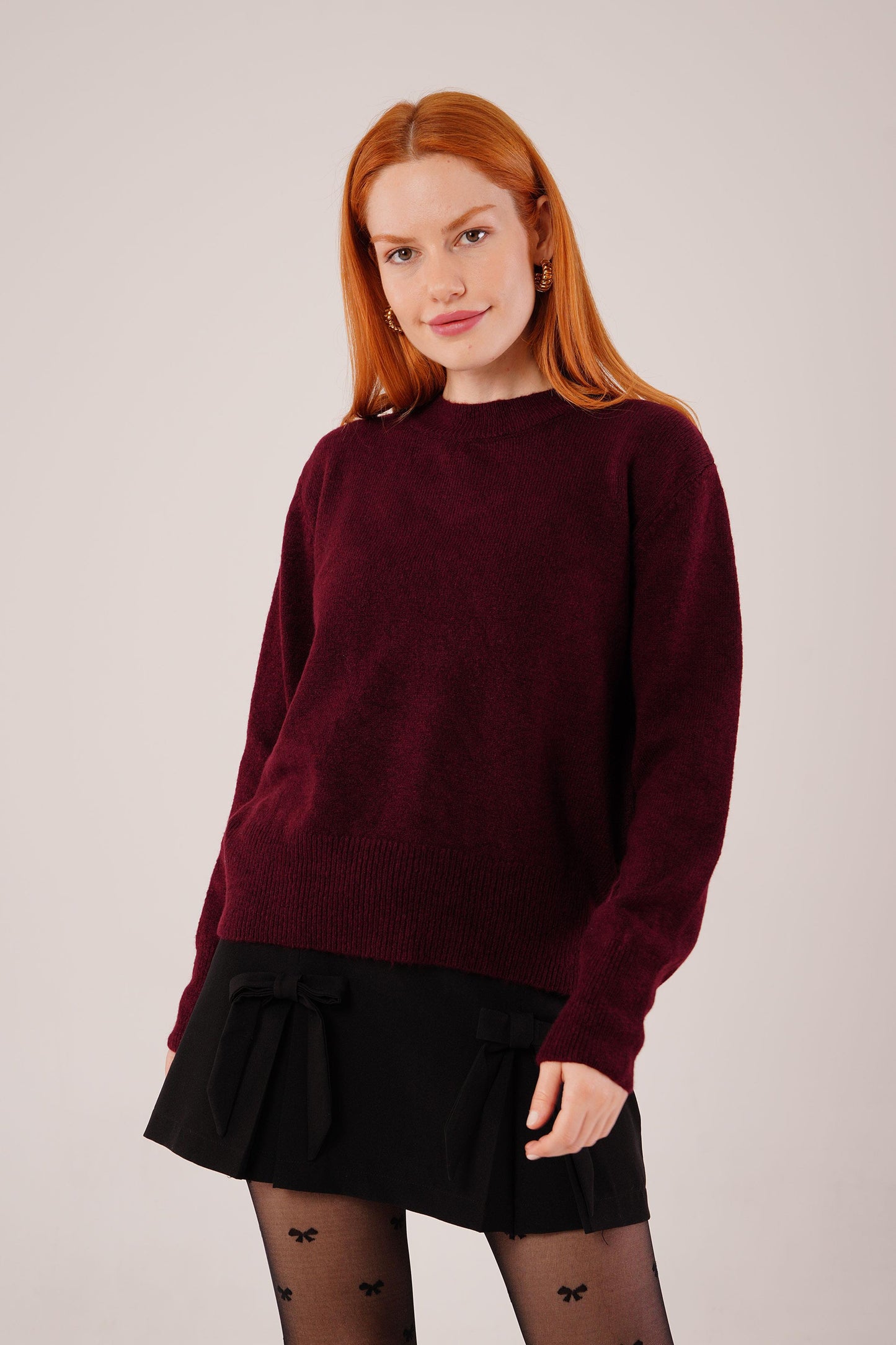 بلوزة قصيرة باللون الماروني