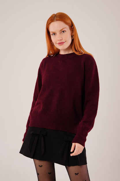 بلوزة قصيرة باللون الماروني