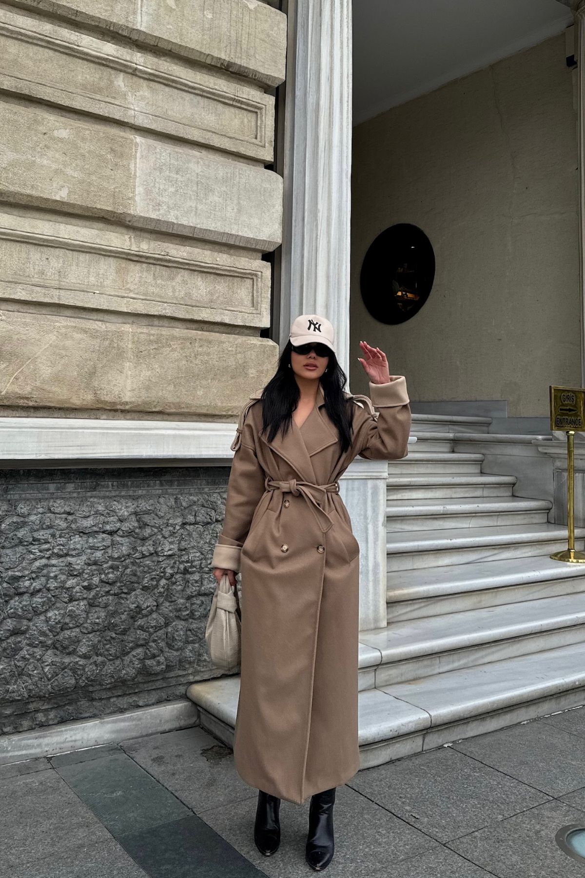 كوت طويل باللون البيج الغامق