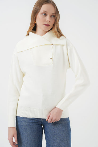 بلوزة صوف ناعم بياقة مميزة باللون الأبيض