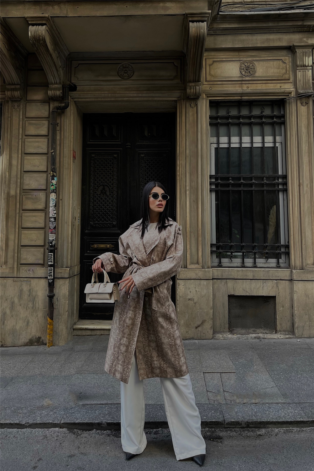 كوت طويل باللون البيج ذو نقشة مميزة