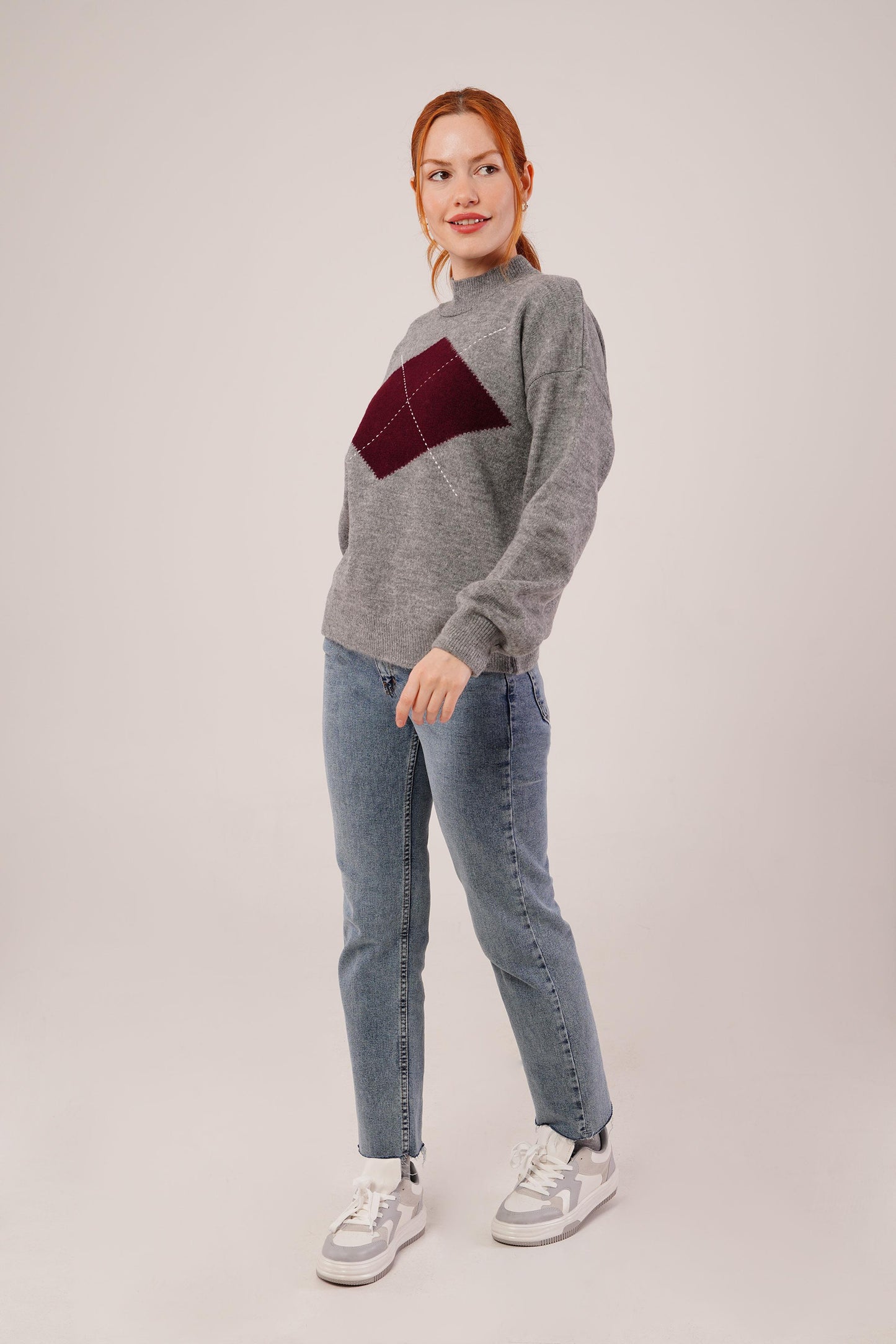 بلوزة صوف قصيرة باللون الرصاصي