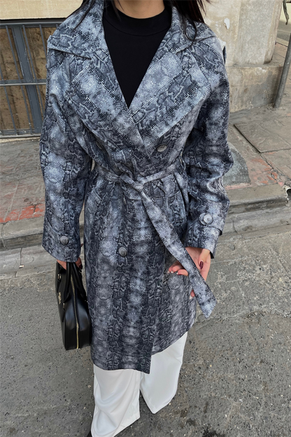 كوت طويل باللون الرصاصي ذو نقشة مميزة