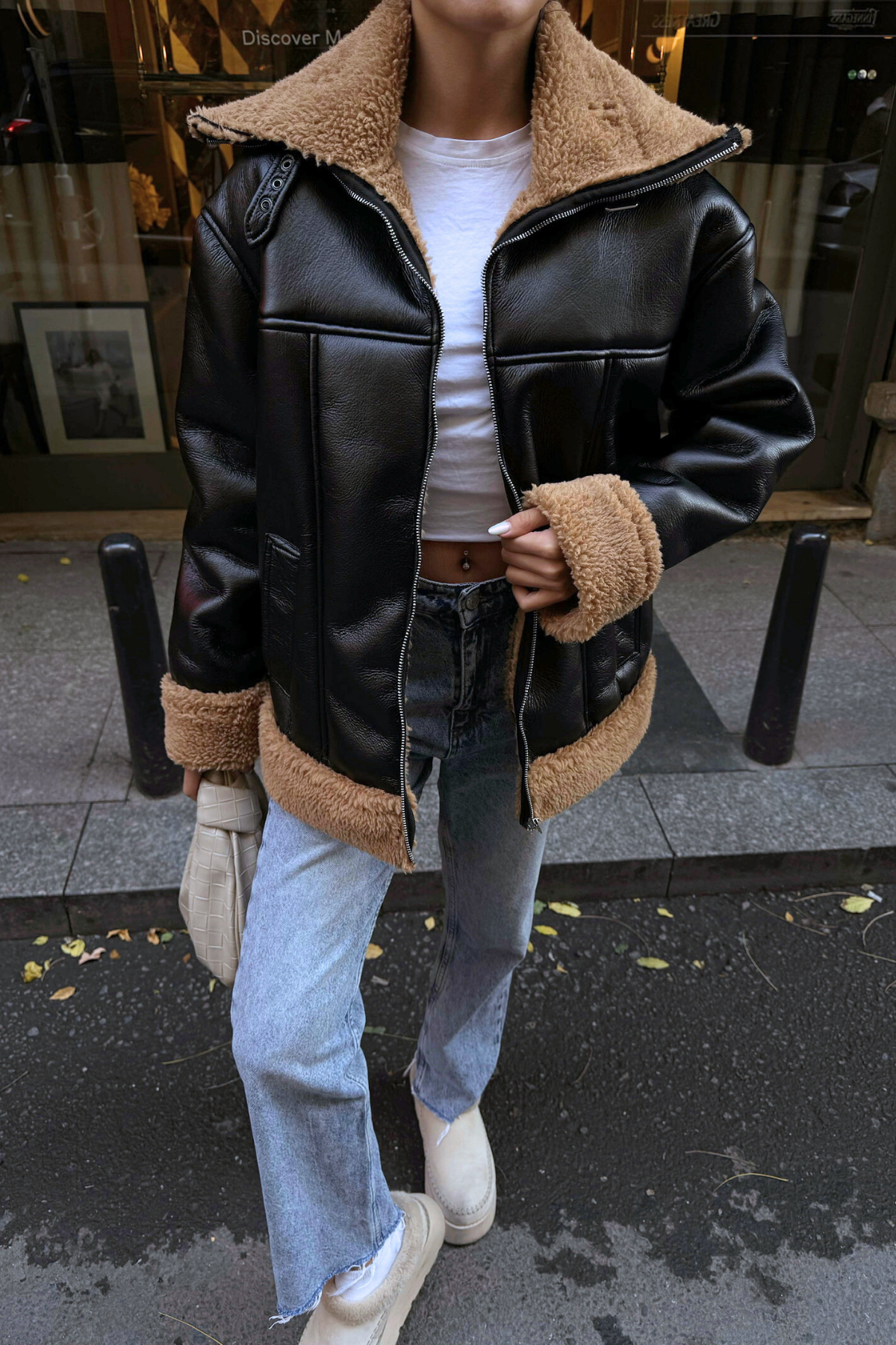 جاكيت جلد باللون الأسود مع أكمام وياقة فرو