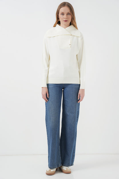 بلوزة صوف ناعم بياقة مميزة باللون الأبيض