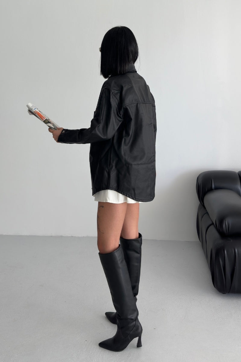 قميص جلد باللون الأسود