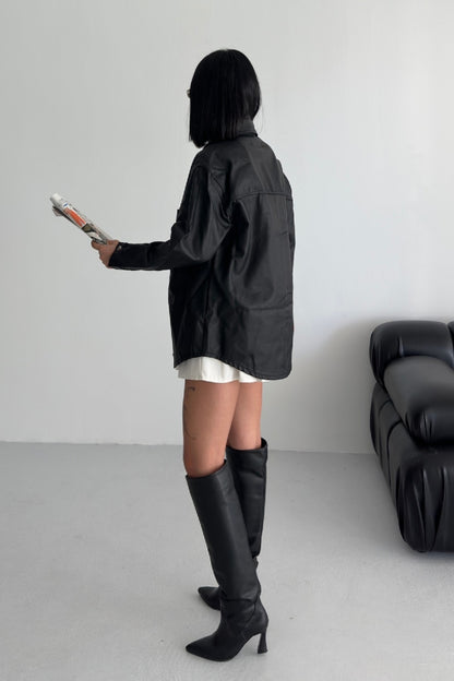 قميص جلد باللون الأسود