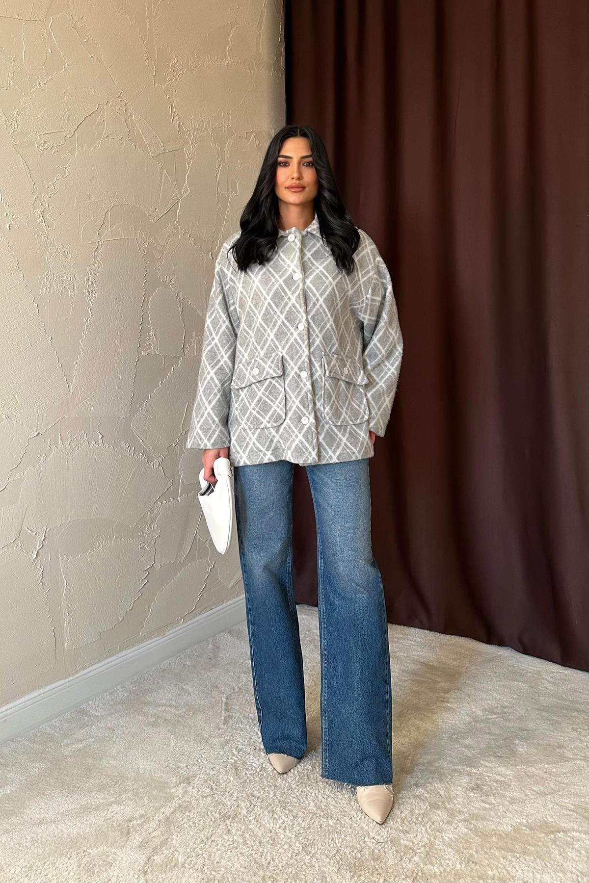 جاكيت باللون الرصاصي الفاتح