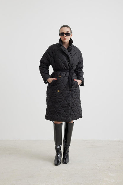 جاكيت مطري طويل باللون الأسود