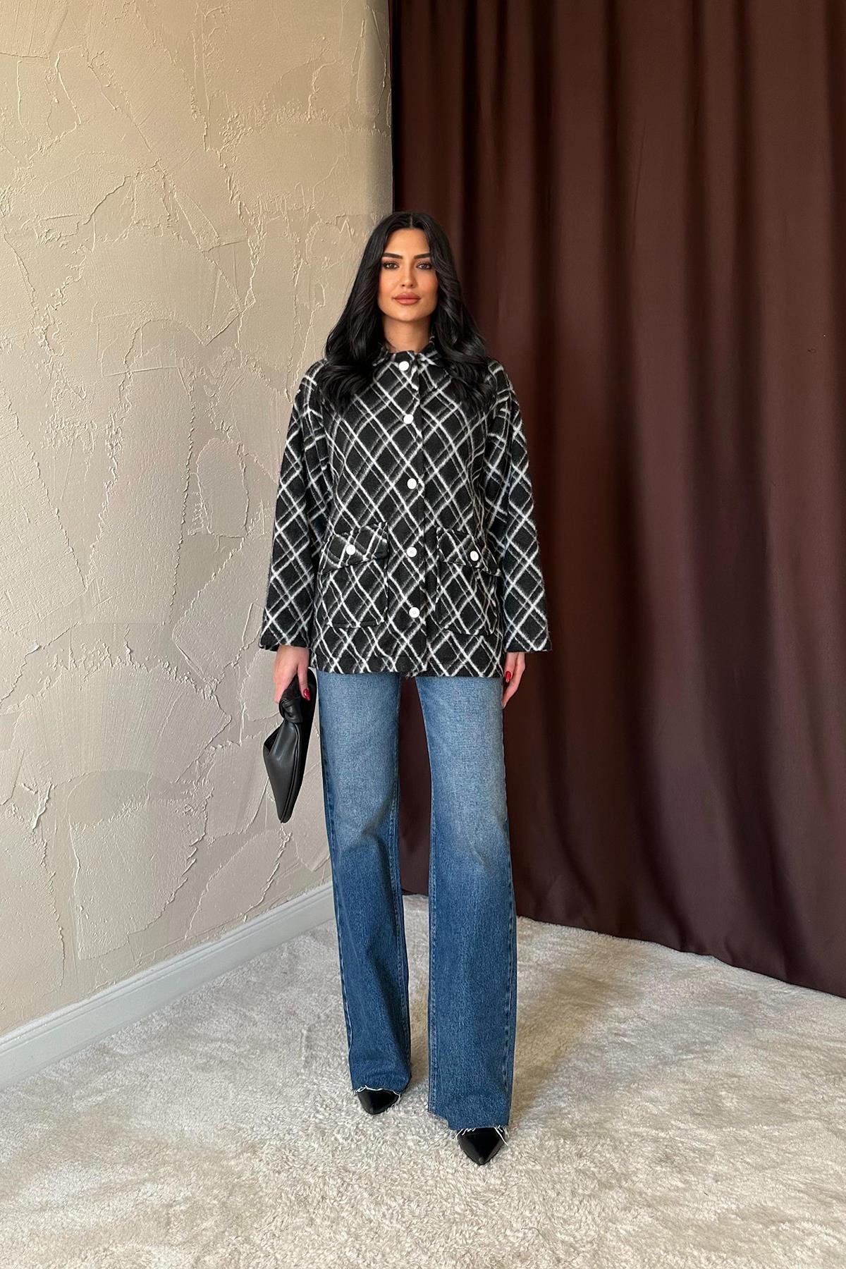 جاكيت باللون الأسود