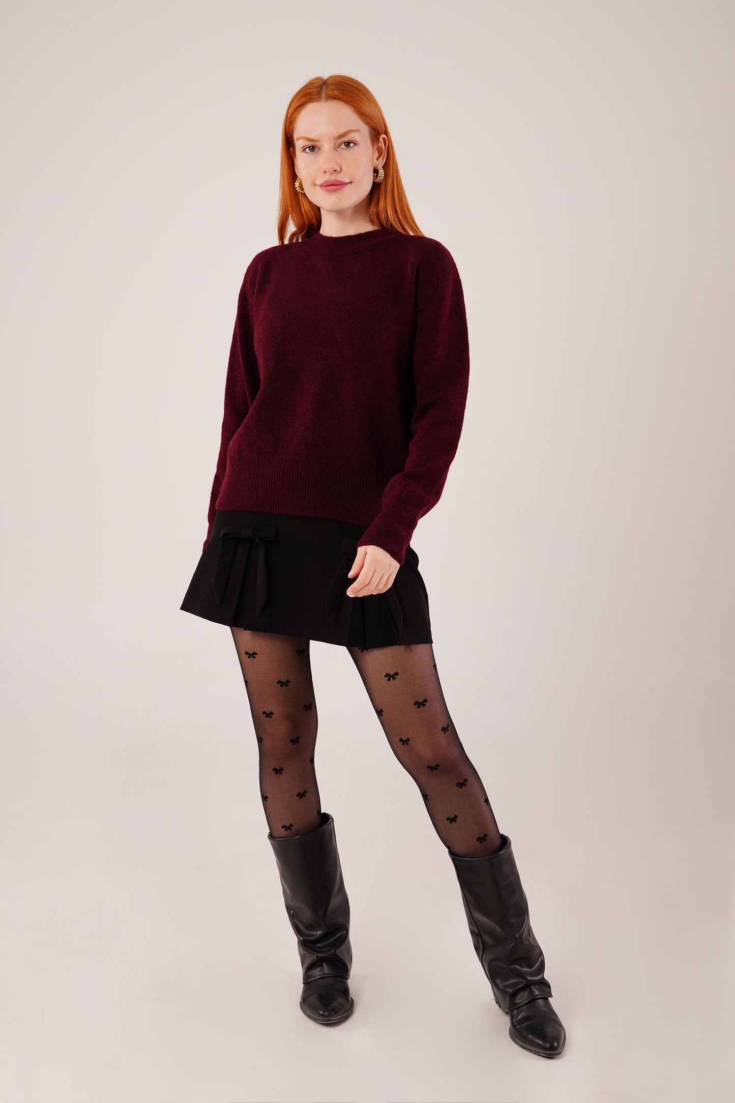 بلوزة قصيرة باللون الماروني