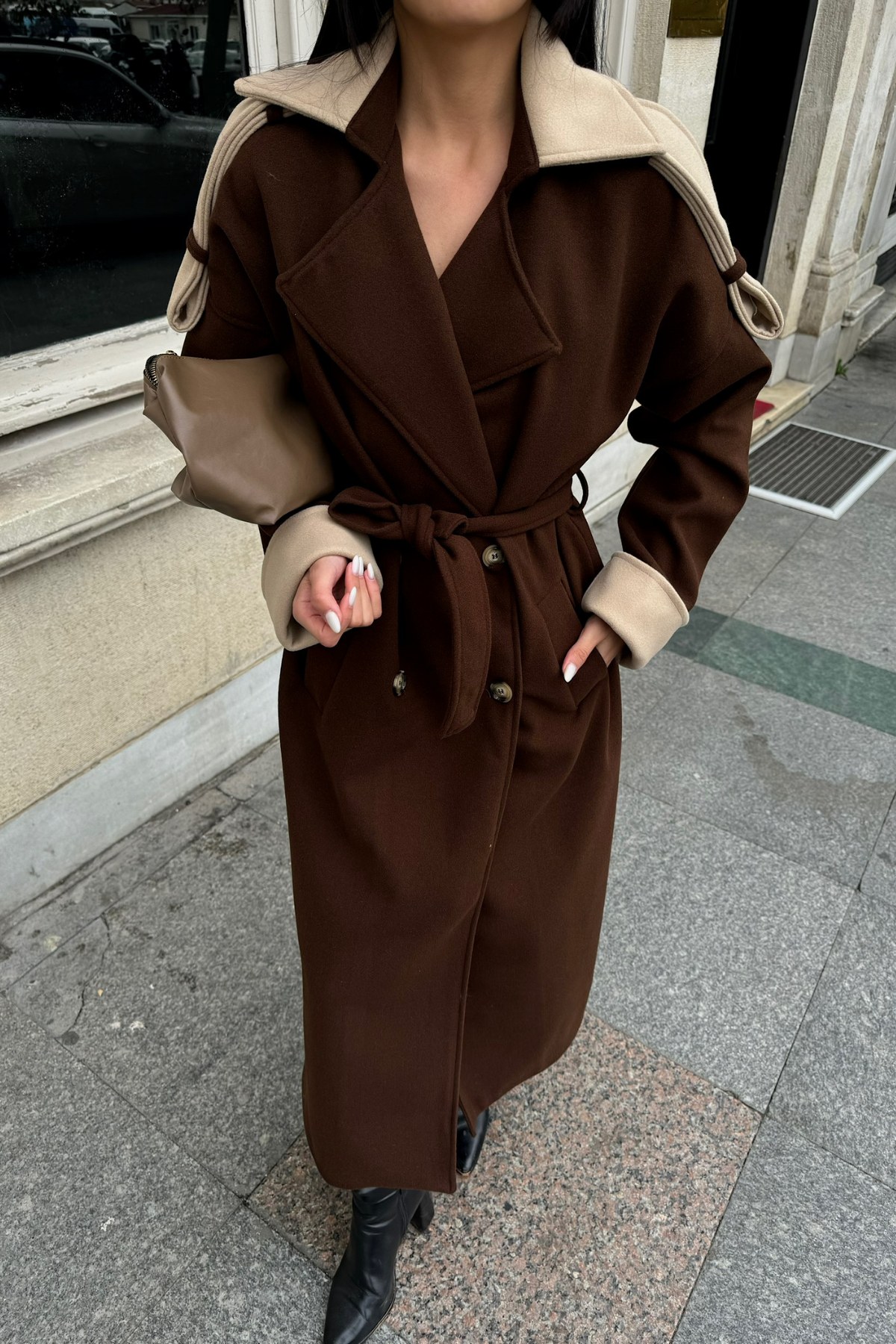 كوت طويل باللون البني