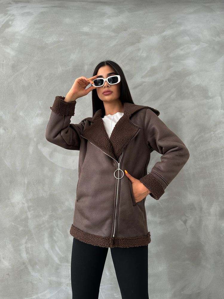 جاكيت بلون بني مع تفاصيل فرو