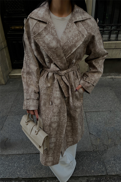 كوت طويل باللون البيج ذو نقشة مميزة