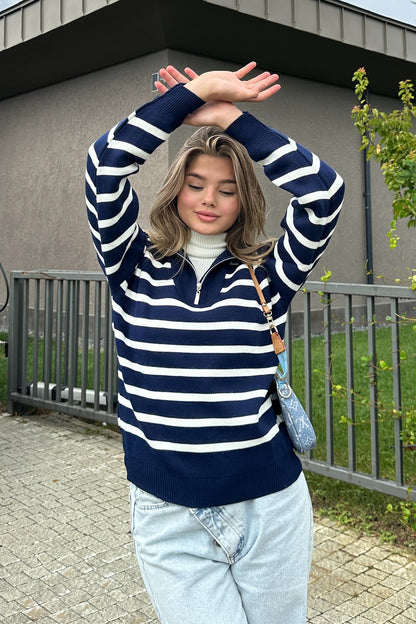 بلوزة بخطوط عريضة باللون النيلي