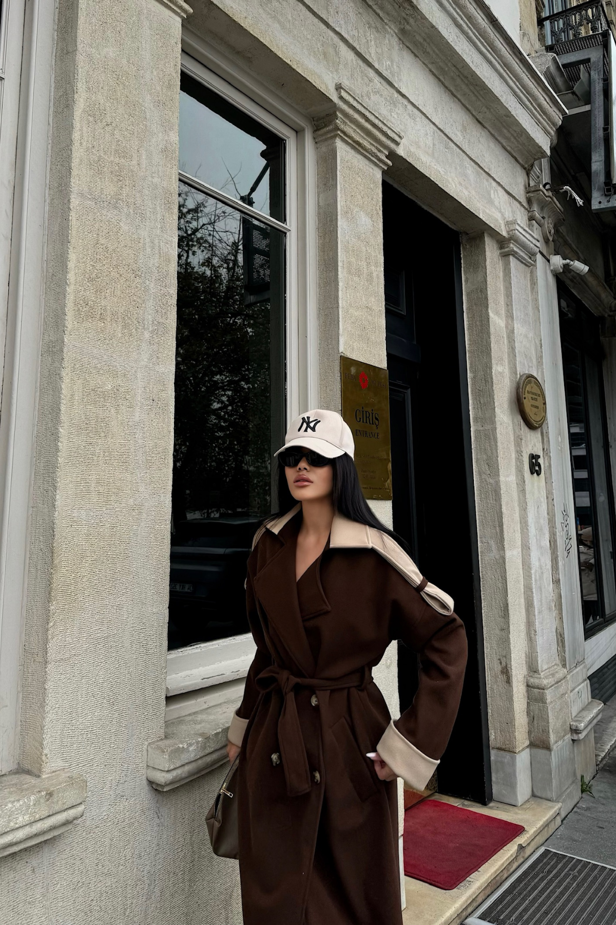 كوت طويل باللون البني