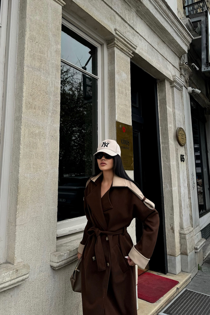 كوت طويل باللون البني