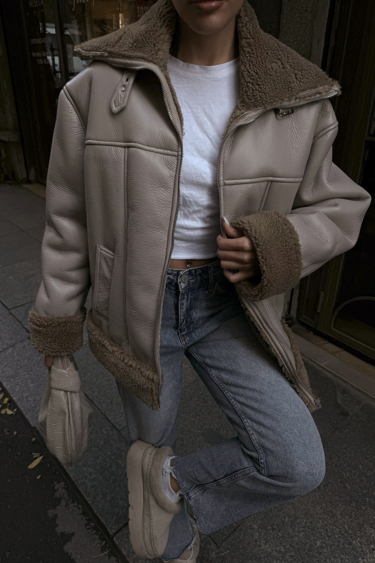 جاكيت جلد باللون البيج مع أكمام وياقة فرو