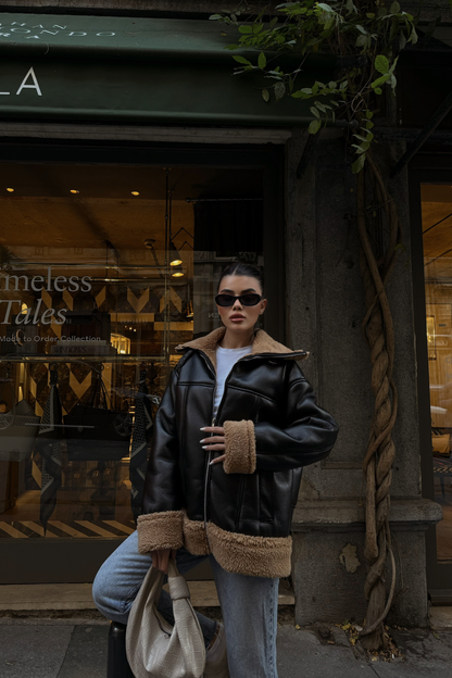 جاكيت جلد باللون الأسود مع أكمام وياقة فرو