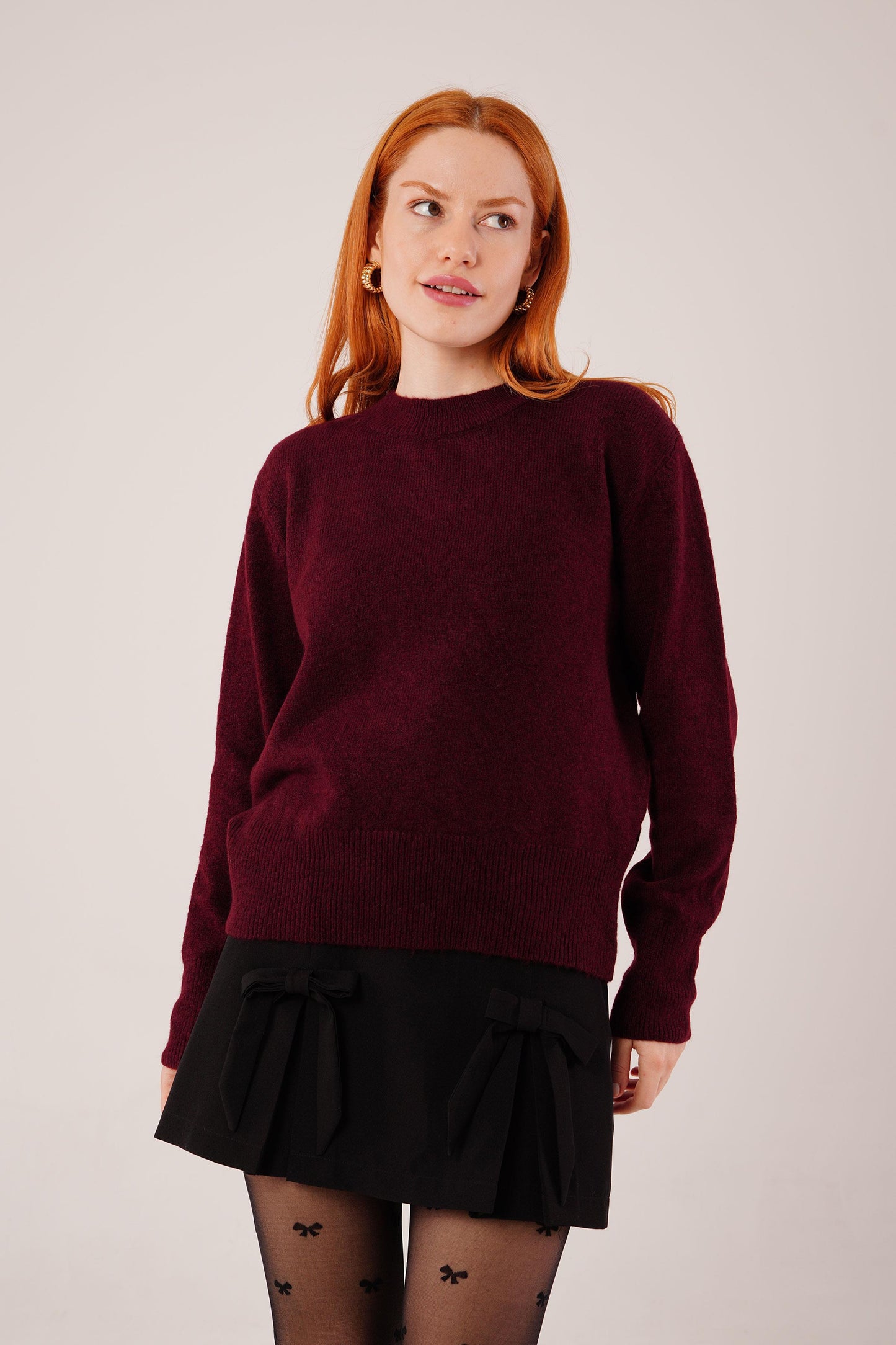 بلوزة قصيرة باللون الماروني